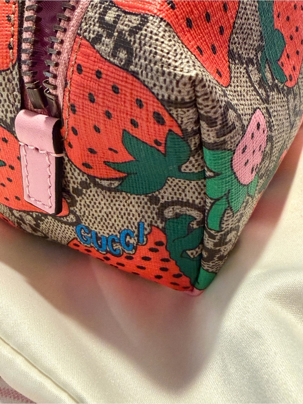 Gucci Strawberry GG Supreme Canvas Cosmetic Pouch ๐ ๐ - Picture 11 of 14